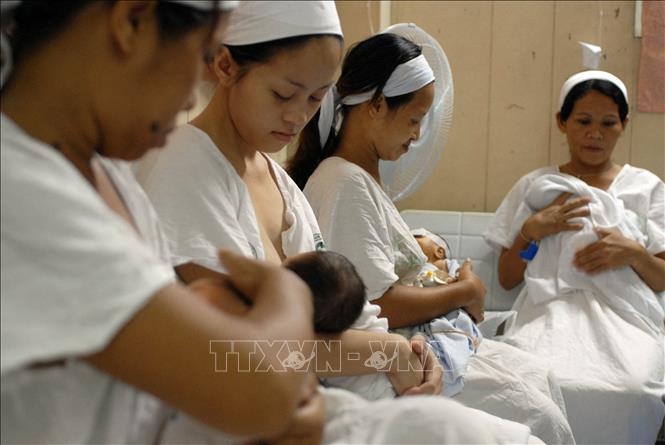 Trong ảnh (tư liệu): Các bà mẹ chăm sóc trẻ sơ sinh tại bệnh viện ở Manila, Philippines. Ảnh: AFP/TTXVN
