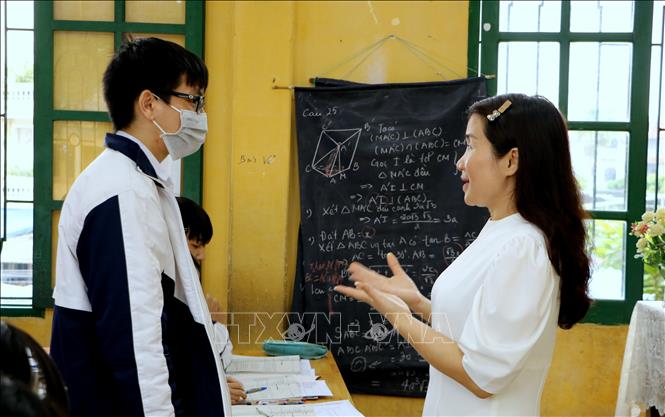 Trong ảnh: Cô Nguyễn Thị Hoài Thu hướng dẫn học sinh kỹ thuật 