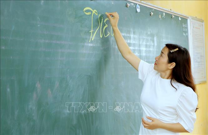 Trong ảnh: Cô Nguyễn Thị Hoài Thu trong giờ Ngữ văn. Ảnh: Minh Thu - TTXVN
