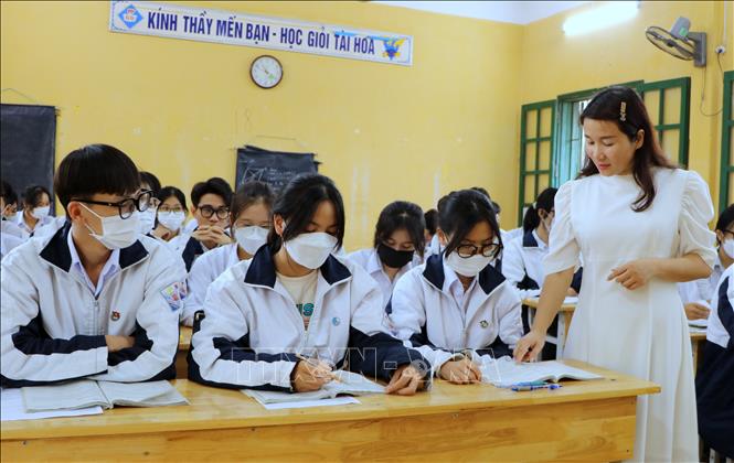 Trong ảnh: Cô Nguyễn Thị Hoài Thu luôn khuyến khích học sinh phát huy hết khả năng sáng tạo trong tiếp cận môn Ngữ văn. Ảnh: Minh Thu - TTXVN