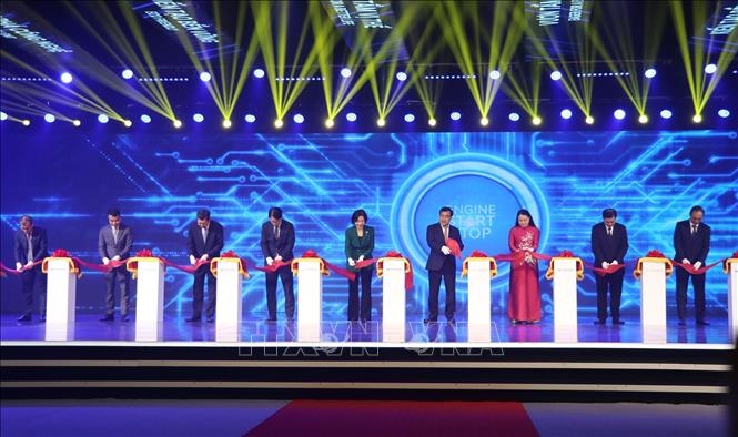 Các đại biểu cắt băng khánh thành nhà máy. Ảnh: Đức Phương - TTXVN