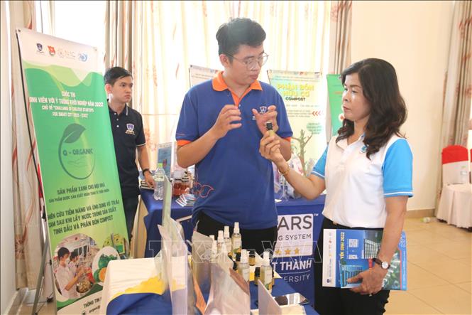 Đại biểu tìm hiểu các sản phẩm do sinh viên Trường Đại học Nguyễn Tất Thành khởi nghiệp. Ảnh: Thanh Hòa - TTXVN