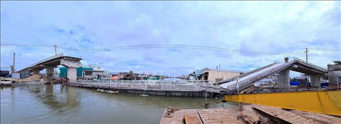 Cầu Cái Đôi Vàm (thuộc khóm 2 và 6, thị trấn Cái Đôi Vàm, huyện Phú Tân) bắc qua sông chính đổ thẳng ra cửa biển Cái Đôi Vàm bất ngờ bị sập vào ngày 21/12/2021. Ảnh: Huỳnh Anh - TTXVN