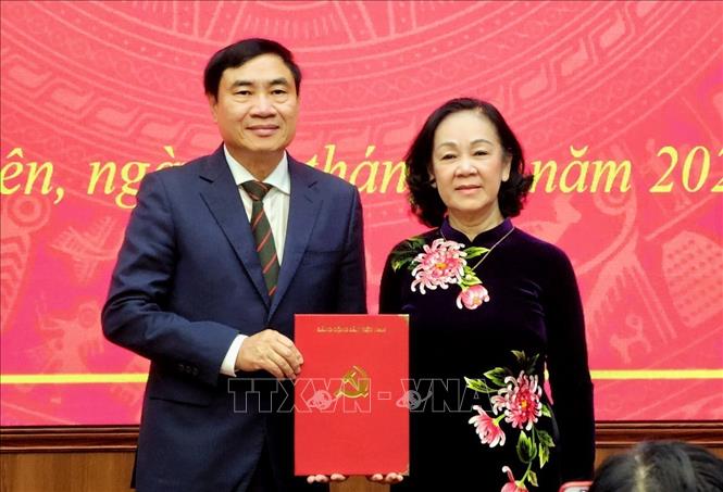 Trưởng ban Tổ chức Trung ương Trương Thị Mai (phải) trao quyết định của Bộ Chính trị điều động, chỉ định ông Trần Quốc Cường giữ chức Bí thư Tỉnh ủy Điện Biên nhiệm kỳ 2020-2025. Ảnh: Xuân Tiến - TTXVN 