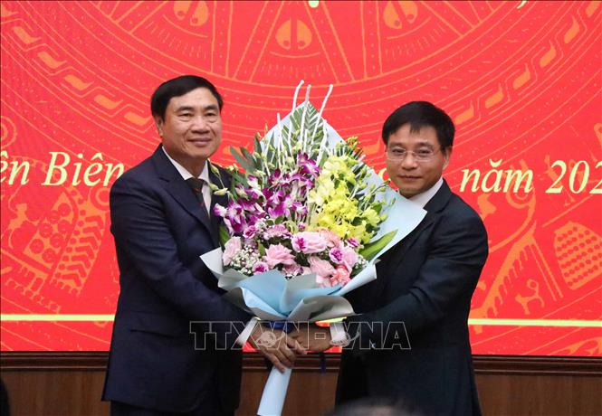 Đại diện lãnh đạo Bộ Giao thông Vận tải tặng hoa chúc mừng tân Bí thư Tỉnh ủy Điện Biên Trần Quốc Cường (trái). Ảnh: Xuân Tiến - TTXVN 