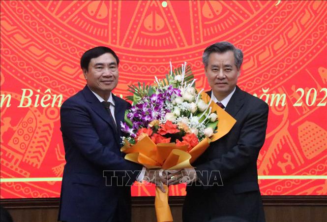 Đại diện lãnh đạo Ban Tổ chức Trung ương tặng hoa chúc mừng tân Bí thư Tỉnh ủy Điện Biên Trần Quốc Cường. Ảnh: Xuân Tiến - TTXVN 