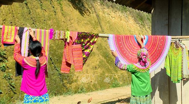 Người Mông Hoa, thôn Khuổi Khít, xã Kiến Thiết (huyện Yên Sơn, tỉnh Tuyên Quang) phơi váy áo truyền thống. Ảnh: Vũ Quang – TTXVN