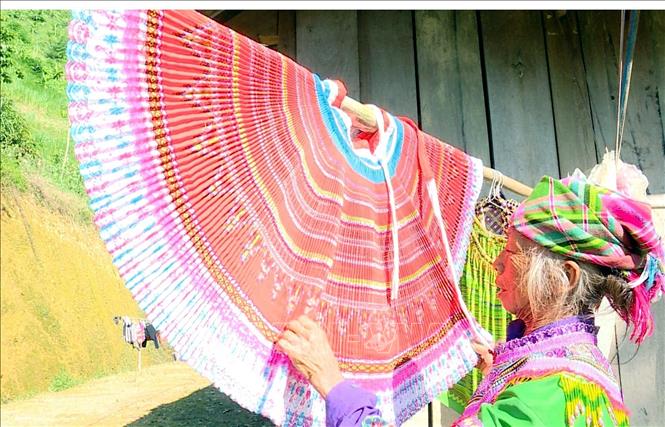 Người Mông Hoa, thôn Khuổi Khít, xã Kiến Thiết (huyện Yên Sơn, tỉnh Tuyên Quang) phơi váy áo truyền thống. Ảnh: Vũ Quang – TTXVN