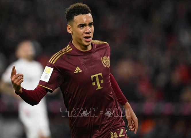 Jamal Musiala (ảnh), 19 tuổi, là một tài năng mới của bóng đá Đức. Lothar Matthaus so sánh anh với Maradona và Messi khi còn trẻ, trong khi Thomas Muller, đồng đội ở Bayern Munich, tin rằng ngôi sao trẻ này sẽ có tương lai rực rỡ. Ảnh: AFP/TTXVN