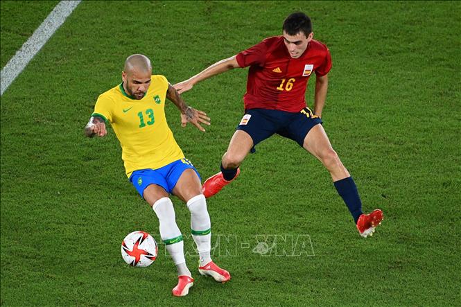 Pedri Gonzalez (ảnh, phải) của Tây Ban Nha là một tiền vệ tiềm năng. Với khả năng cầm và chuyền bóng đáng kinh ngạc, đặc biệt những đường chuyền bằng gót chân qua các hậu vệ, Pedri đã giúp hồi sinh đội tuyển Tây Ban Nha và CLB Barcelona. Ảnh: AFP/TTXVN