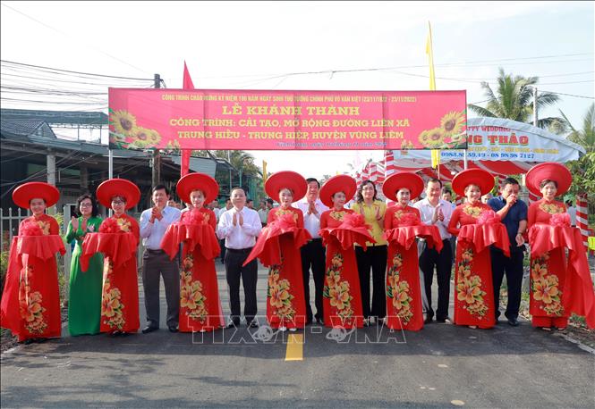 Trong ảnh: Các đại biểu cắt băng khánh thành công trình. Ảnh: Phạm Minh Tuấn-TTXVN