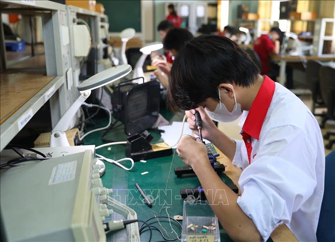 Thực hành liên tục nên kỹ năng nghề của học sinh, sinh viên được nâng cao, thành thạo. Ảnh: Hoàng Hiếu - TTXVN 