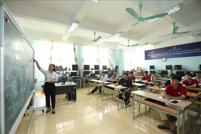 Sinh viên Lớp sửa chữa máy tính K13 trong giờ học toán. Ảnh: Hoàng Hiếu - TTXVN