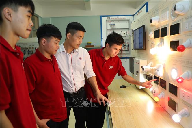Sinh viên cao đẳng điện tử K13 thực hành lắp đặt, điều khiển “nhà thông minh”. Ảnh: Hoàng Hiếu - TTXVN