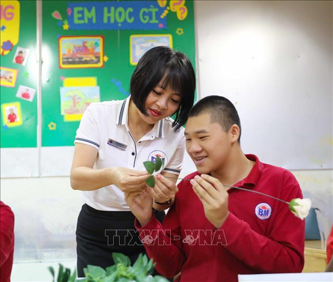 Trong tâm trí của vị nữ hiệu trưởng, dù ở vai trò giáo viên hay quản lý thì tấm lòng yêu thương dành cho học trò không bao giờ vơi cạn. Ảnh: Thanh Tùng - TTXVN 