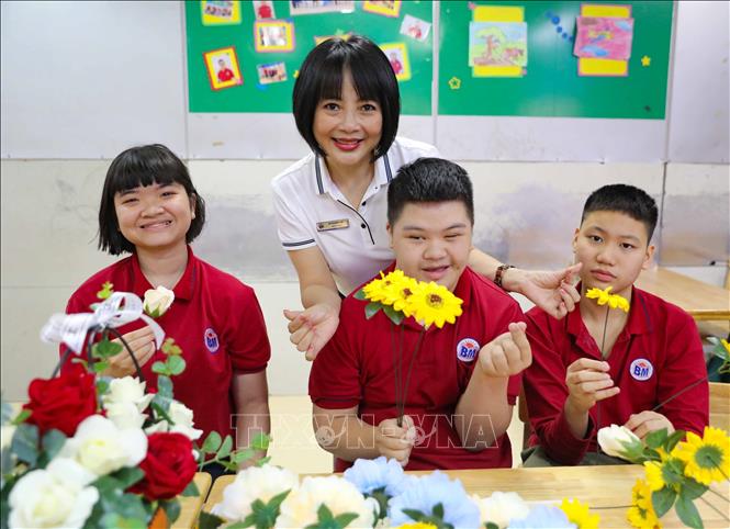 Tình yêu thương của cô giáo Hà cùng tập thể nhà trường đã giúp những đứa trẻ đặc biệt hòa nhập với cuộc sống bình thường. Ảnh: Thanh Tùng - TTXVN 