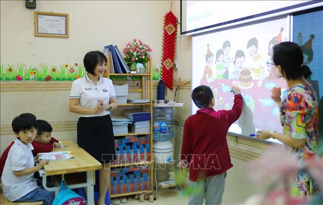 Với trẻ khuyết tật học hòa nhập, nỗi gian nan dường như tăng lên gấp bội, càng đòi hỏi cô giáo Hà cũng như các thầy cô giáo của trường phải thực sự tâm huyết và yêu trẻ mới có thể làm tốt nhiệm vụ của mình. Ảnh: Thanh Tùng - TTXVN 