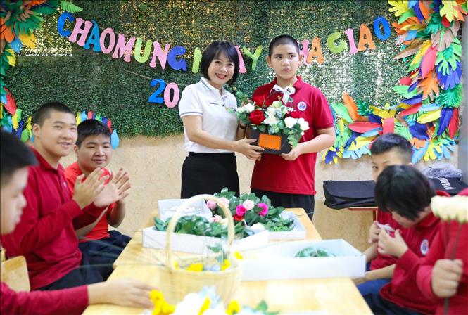 Trong gần 30 năm công tác tại ngôi trường đặc biệt này, cô giáo Lê Thanh Hà đã trở thành một hình ảnh thân thiện, ấm áp của học sinh mỗi ngày đến trường. Ảnh: Thanh Tùng - TTXVN 