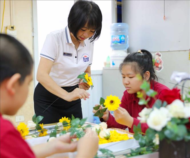 Trong gần 30 năm công tác tại ngôi trường đặc biệt này, cô giáo Lê Thanh Hà đã trở thành một hình ảnh thân thiện, ấm áp của học sinh mỗi ngày đến trường. Ảnh: Thanh Tùng - TTXVN 