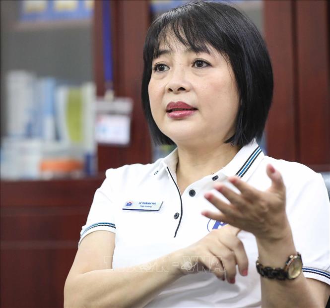 Trưởng thành từ vị trí giáo viên, tổ trưởng chuyên môn, Phó Hiệu trưởng phụ trách chuyên môn khối Tiểu học, rồi Hiệu trưởng, cô giáo Lê Thanh Hà vẫn cần mẫn mày mò những phương pháp, cách làm để nhà trường hoạt động hiệu quả, trở thành ngôi nhà chung tràn đầy tình thương yêu đối với những đứa trẻ thiếu may mắn. Ảnh: Thanh Tùng - TTXVN 