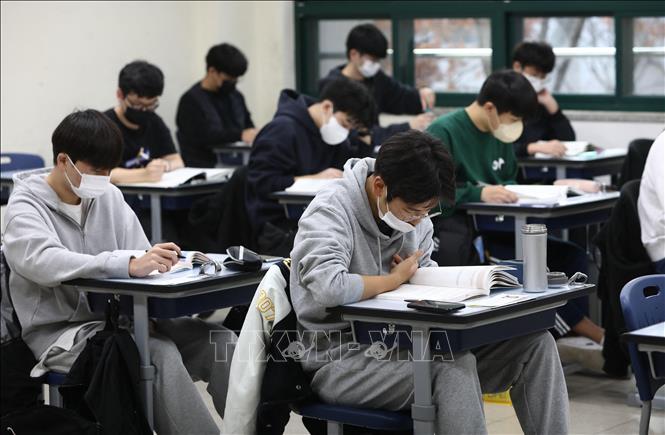 Trong ảnh: Học sinh tham dự kỳ thi năng lực quốc gia (CSAT) tại một điểm thi ở Seoul, Hàn Quốc, ngày 17/11/2022. Ảnh: AFP/TTXVN