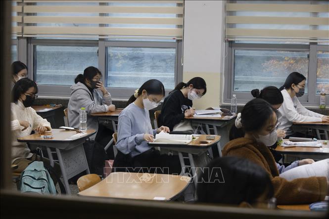 Trong ảnh: Học sinh tham dự kỳ thi năng lực quốc gia (CSAT) tại  Seoul, Hàn Quốc, ngày 17/11/2022. Ảnh: AFP/TTXVN