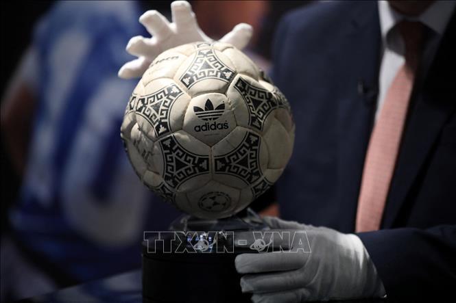 Trong ảnh: Trái bóng Azteca được trưng bày trước khi đấu giá tại sân vận động Wembley ở London, Anh ngày 1/11/2022. Ảnh: Ảnh: AFP/TTXVN