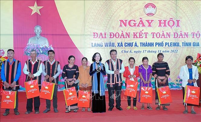 Trưởng Ban Tổ chức Trung ương Trương Thị Mai tặng quà nhân dân làng Wâu, xã Chư Á, tỉnh Gia Lai. Ảnh: Hoài Nam - TTXVN