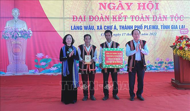 Trưởng Ban Tổ chức Trung ương Trương Thị Mai tặng quà cho Ban công tác Mặt trận làng Wâu, xã Chư Á. Ảnh: Hoài Nam - TTXVN