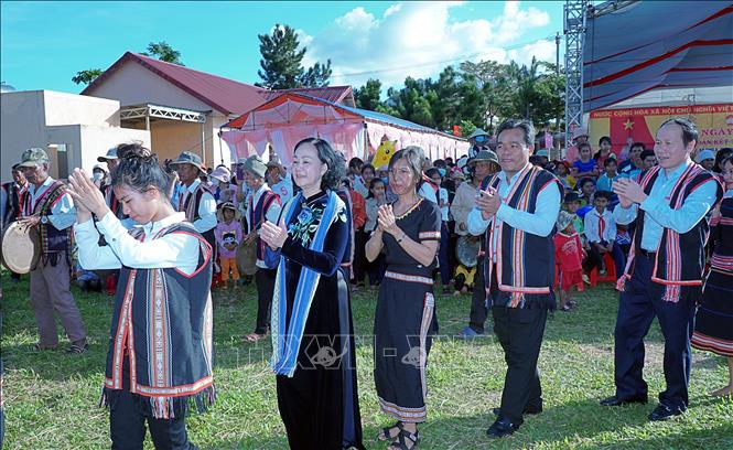Trưởng Ban Tổ chức Trung ương Trương Thị Mai chung vui cùng với nhân dân làng Wâu, xã Chư Á. Ảnh: Hoài Nam - TTXVN