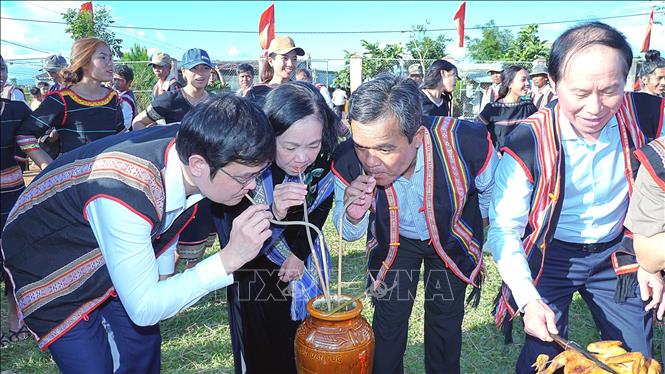 Trưởng Ban Tổ chức Trung ương Trương Thị Mai chung vui cùng với nhân dân làng Wâu, xã Chư Á. Ảnh: Hoài Nam - TTXVN