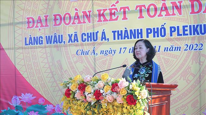 Trưởng Ban Tổ chức Trung ương Trương Thị Mai phát biểu tại Ngày hội Đại đoàn kết toàn dân tộc ở làng Wâu, xã Chư Á, tỉnh Gia Lai. Ảnh: Hoài Nam - TTXVN