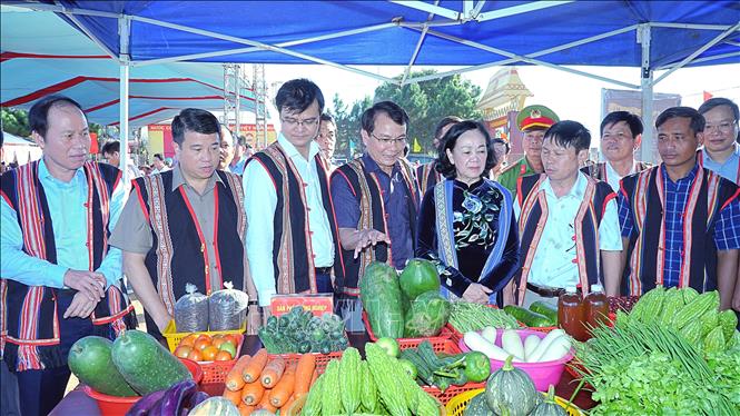 Trưởng Ban Tổ chức Trung ương Trương Thị Mai tham quan những sản phẩm nông nghiệp của bà con làng Wâu, xã Chư Á, tỉnh Gia Lai. Ảnh: Hoài Nam - TTXVN