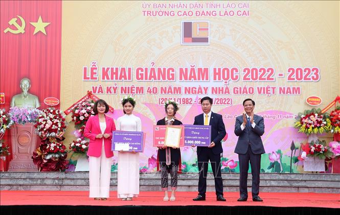 Trong ảnh: Trao học bổng cho sinh viên đỗ thủ khoa vào trường năm học 2022-2023. Ảnh: Quốc Khánh - TTXVN