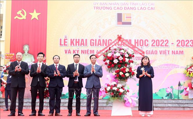 Trong ảnh: Tỉnh Lào Cai tặng lẵng hoa chúc mừng thầy, trò trường Cao đẳng Lào Cai. Ảnh: Quốc Khánh - TTXVN