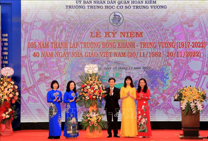 Trong ảnh: Đại diện quận Hoàn Kiếm tặng hoa chúc mừng trường Đồng Khánh - Trưng Vương. Ảnh: Nhật Anh - TTXVN