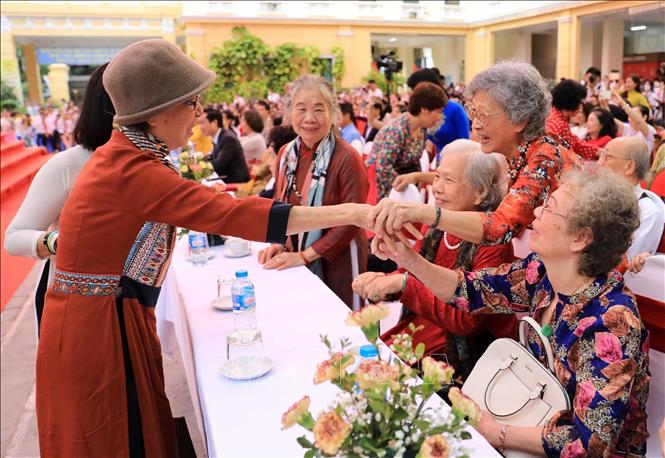 Trong ảnh: Các thế hệ thầy cô trường Đồng Khánh - Trưng Vương mừng vui ngày gặp mặt. Ảnh: Nhật Anh - TTXVN