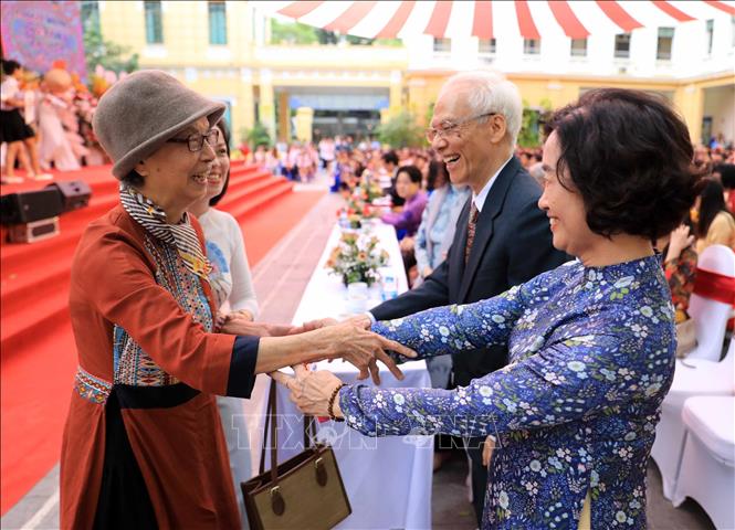 Trong ảnh: Các thế hệ thầy cô trường Đồng Khánh - Trưng Vương mừng vui ngày gặp mặt. Ảnh: Nhật Anh - TTXVN