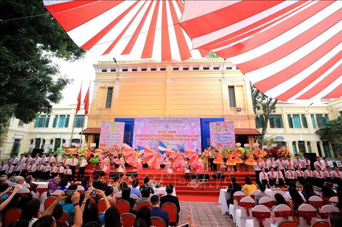 Trong ảnh: Tiết mục văn nghệ của các học sinh chào mừng kỷ niệm 105 năm thành lập Trường Đồng Khánh - Trưng Vương. Ảnh: Nhật Anh - TTXVN