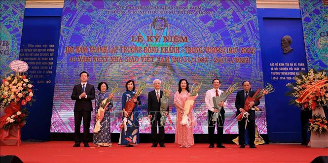 Trong ảnh: Tri ân các thế hệ thầy cô từng giảng dạy tại trường Đồng Khánh - Trưng Vương. Ảnh: Nhật Anh - TTXVN