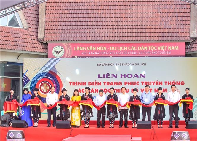 Các đại biểu cắt băng khai mạc Liên hoan. Ảnh: Tuấn Đức - TTXVN