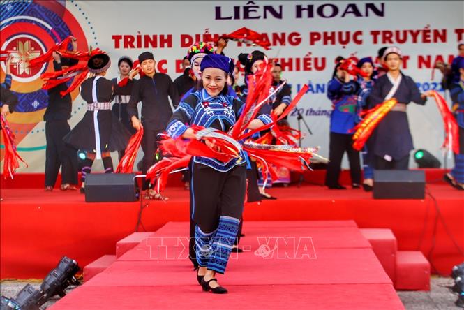 Trình diễn trang phục truyền thống dân tộc Hà Nhì, tỉnh Lào Cai. Ảnh: Tuấn Đức - TTXVN