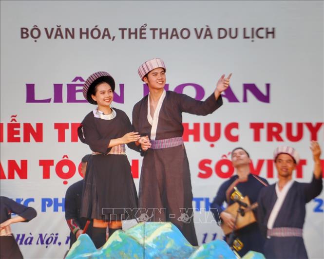 Trình diễn trang phục dân tộc Mông xanh, tỉnh Lào Cai. Ảnh: Tuấn Đức - TTXVN