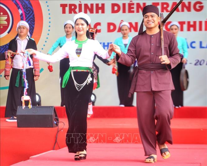 Trình diễn trang phục truyền thống dân tộc Mường, tỉnh Hòa Bình. Ảnh: Tuấn Đức - TTXVN