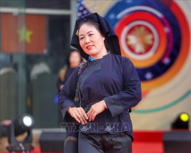 Trình diễn trang phục truyền thống dân tộc Nùng, tỉnh Bắc Giang. Ảnh: Tuấn Đức - TTXVN