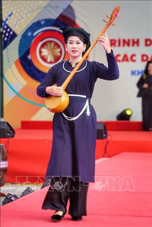 Trình diễn trang phục truyền thống dân tộc Nùng, tỉnh Bắc Giang. Ảnh: Tuấn Đức - TTXVN