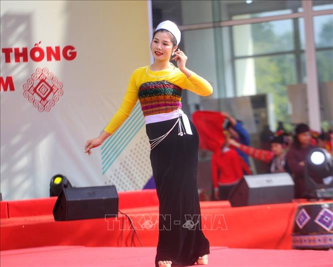 Trình diễn trang phục truyền thống dân tộc Mường, tỉnh Hòa Bình. Ảnh: Tuấn Đức - TTXVN
