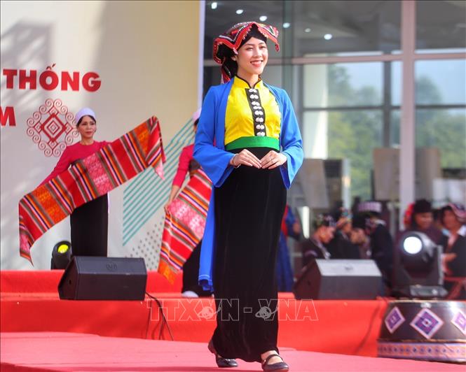 Trình diễn trang phục truyền thống dân tộc Thái, tỉnh Hòa Bình. Ảnh: Tuấn Đức - TTXVN