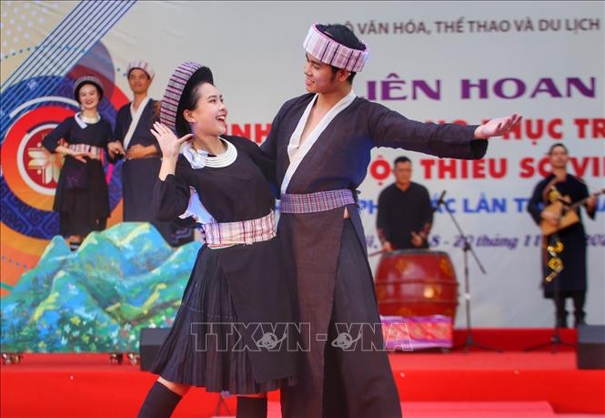 Trình diễn trang phục dân tộc Mông xanh, tỉnh Lào Cai. Ảnh: Tuấn Đức - TTXVN