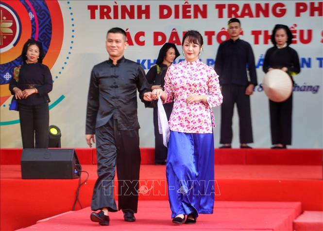 Trình diễn trang phục dân tộc Hoa, tỉnh Bắc Giang. Ảnh: Tuấn Đức - TTXVN